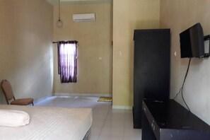 Standard Double Room | Free WiFi, bed sheets - OYO 94015 Kost Alif Near Masjid Jami Nurul Huda (Limbung)