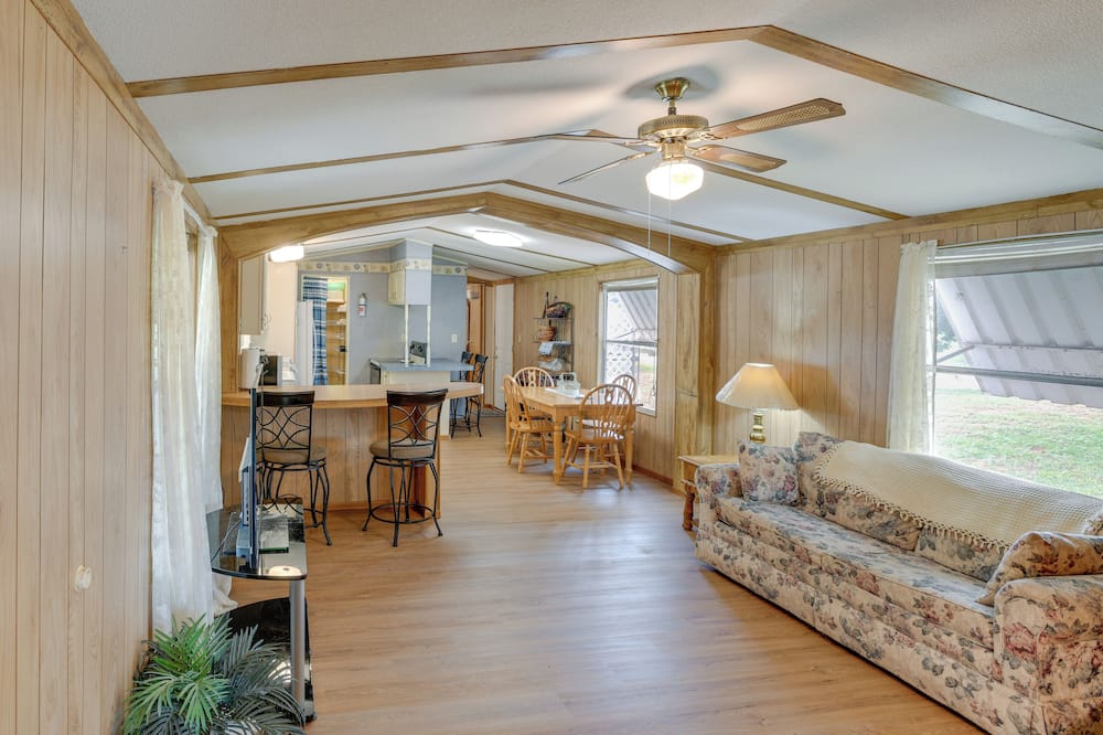 Blackwell Home w/ Enclosed Porch: Steps to Water! - Bronte, TX