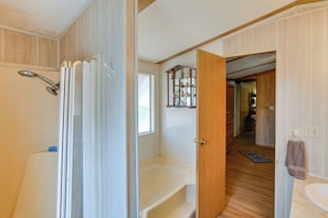 House (2 Bedrooms) | Interior - Blackwell Home w/ Enclosed Porch: Steps to Water! (Blackwell)