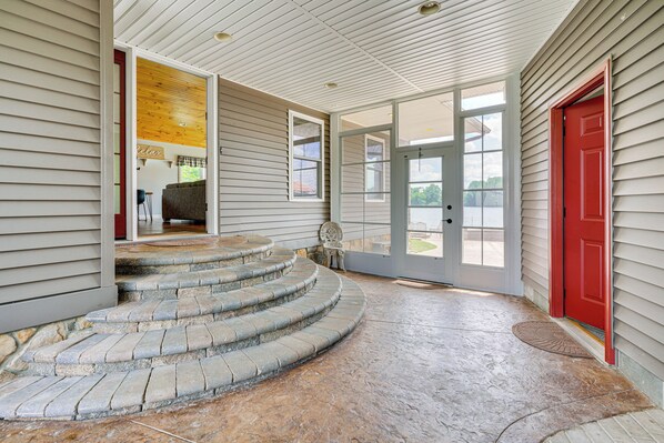 House (3 Bedrooms) | Interior - Lakefront Vacation Rental ~ 10 Mi to Shipshewana! (Howe)