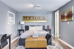 Laptop workspace, iron/ironing board, bed sheets - Quaint Jacksonville Studio < 2 Mi to Downtown! (Jacksonville)