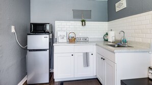 Mesin pembuat kopi/teh, microwave, dan peralatan masak/sendok-piring