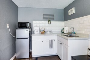 Microwave, coffee/tea maker, cookware/dishes/utensils, paper towels - Quaint Jacksonville Studio < 2 Mi to Downtown! (Jacksonville)