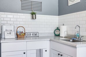 Microwave, coffee/tea maker, cookware/dishes/utensils, paper towels - Quaint Jacksonville Studio < 2 Mi to Downtown! (Jacksonville)