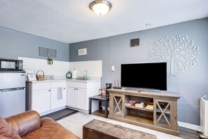 Fireplace, books - Quaint Jacksonville Studio < 2 Mi to Downtown! (Jacksonville)