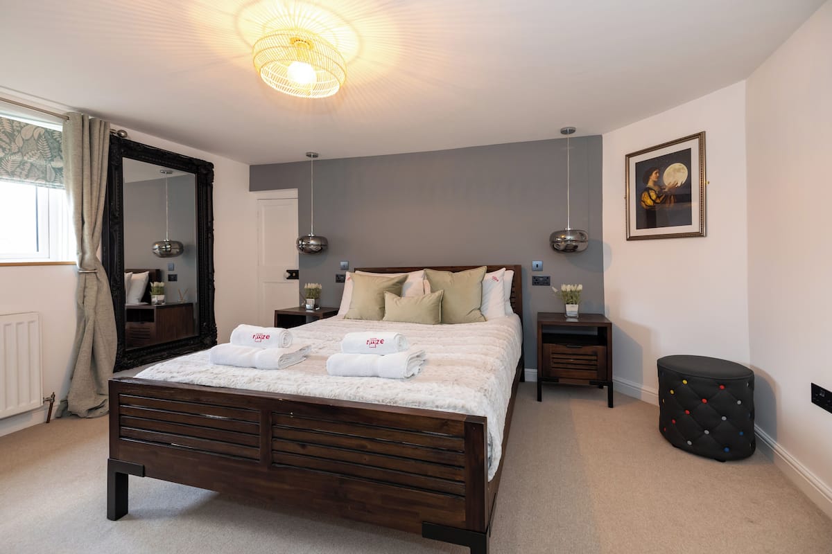 Budget King Room - Shared Bathroom