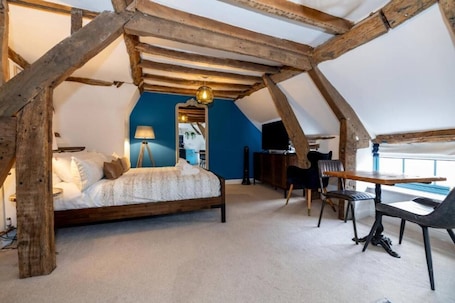 Budget Traditional Studio - Shared Bathroom | ์ด์งํธ์ฐ ๋ฉด ์ํธ, ๊ณ ๊ธ ์นจ๊ตฌ, ๋ฉ๋ชจ๋ฆฌํผ ์นจ๋, ๊ฐ๊ฐ ๋ค๋ฅธ ์คํ์ผ์ ์ธํ
๋ฆฌ์ด