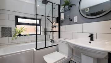 Premium Room | Bathroom | Free toiletries, hair dryer, towels, soap