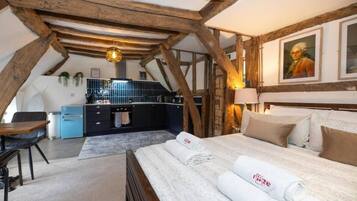 Budget Traditional Studio - Shared Bathroom | Bộ trải giường bằng vải cotton Ai Cập, bộ đồ giường cao cấp