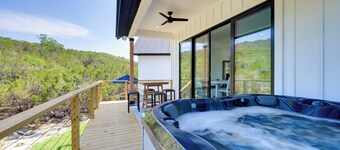 Canyon Lake Getaway: Hot Tub, 1 Mi to Boat Ramp!
