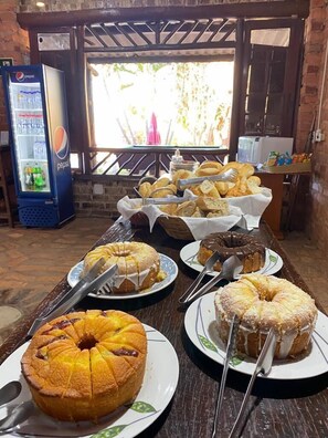 Tägliches inbegriffenes kontinentales Frühstück