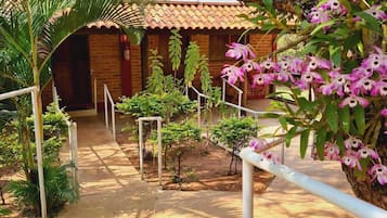 Quarto família, varanda coberta, vista para o jardim | 1 quarto, Wi-Fi de cortesia