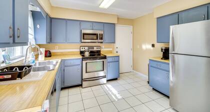 7 Mi to Satellite Beach: Melbourne Home w/ Yard