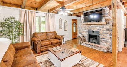 Peaceful Mt Juliet Cabin w/ Patio & Fire Pit