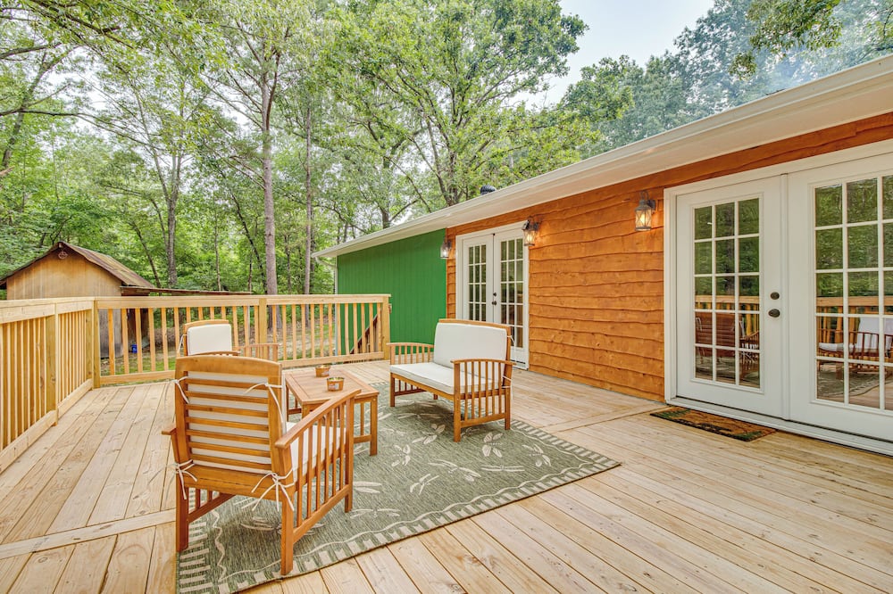 Cotter Home w/ Deck ~ 1 Mi to Big Spring Park! - Whiteville, AR