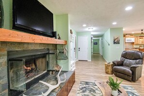 House (3 Bedrooms) | Interior - Cotter Home w/ Deck ~ 1 Mi to Big Spring Park! (Cotter)