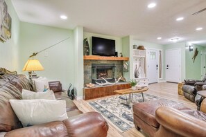 House (3 Bedrooms) | Interior - Cotter Home w/ Deck ~ 1 Mi to Big Spring Park! (Cotter)