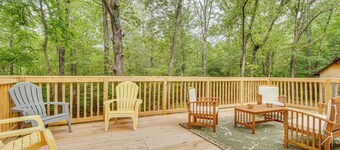 Cotter Home w/ Deck ~ 1 Mi to Big Spring Park!