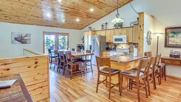 House (5 Bedrooms) | Interior