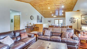 House (5 Bedrooms) | Interior