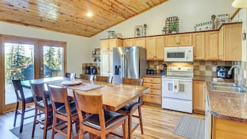 House (5 Bedrooms) | Interior