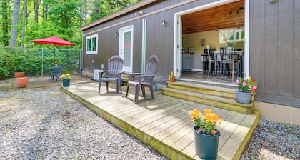 Cozy + Convenient Blairsville Cabin w/ Deck!
