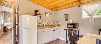 Cozy + Convenient Blairsville Cabin w/ Deck!