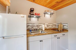 Apartment (0 Bedroom) | Interior - Cozy + Convenient Blairsville Cabin w/ Deck! (Blairsville)