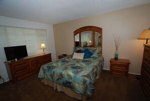 3 bedrooms, iron/ironing board, free WiFi, bed sheets - Heart of the Peninsula w/Front Patio. Steps to (Newport Beach)