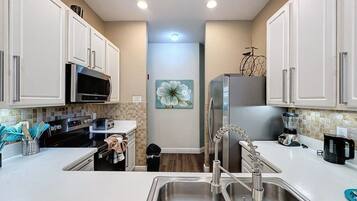 Condo, 3 Bedrooms | Private kitchen
