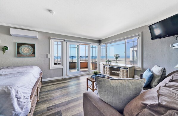 3 bedrooms, iron/ironing board, free WiFi, bed sheets - Beautiful 2 Bedroom 3 Bathroom two-story oceanfront home (Newport Beach)