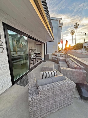 Outdoor dining - 122 36th St A & B | Gorgeous + Modern Oasis w/ Huge Front Patio (Newport Beach)