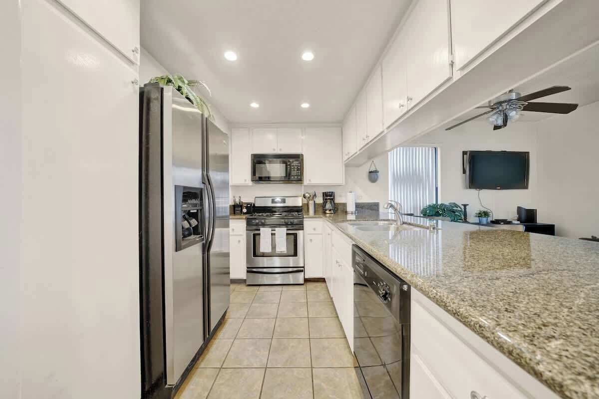 ثلاجة، ميكروويف، فرن، موقد طهي مسطح