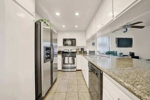 冷蔵庫、電子レンジ、オーブン、コンロ