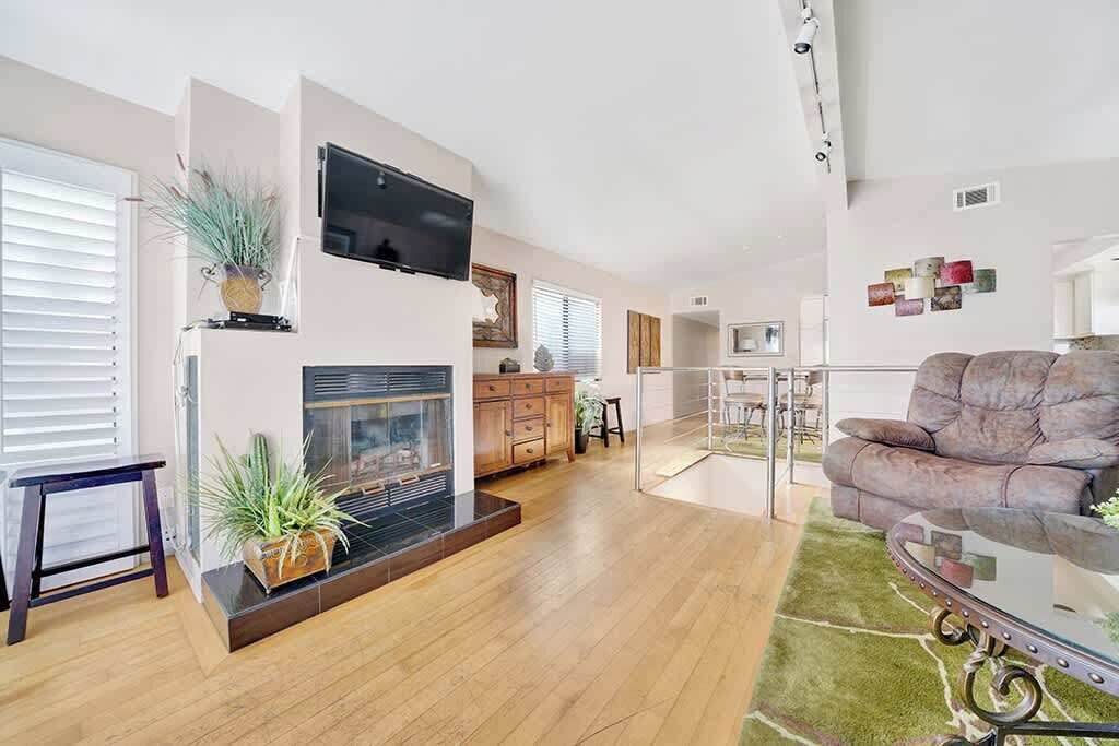 تلفزيون ذكي، مدفأة، مكتب