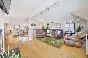 スマートテレビ、暖炉、書斎 / ワークスペース