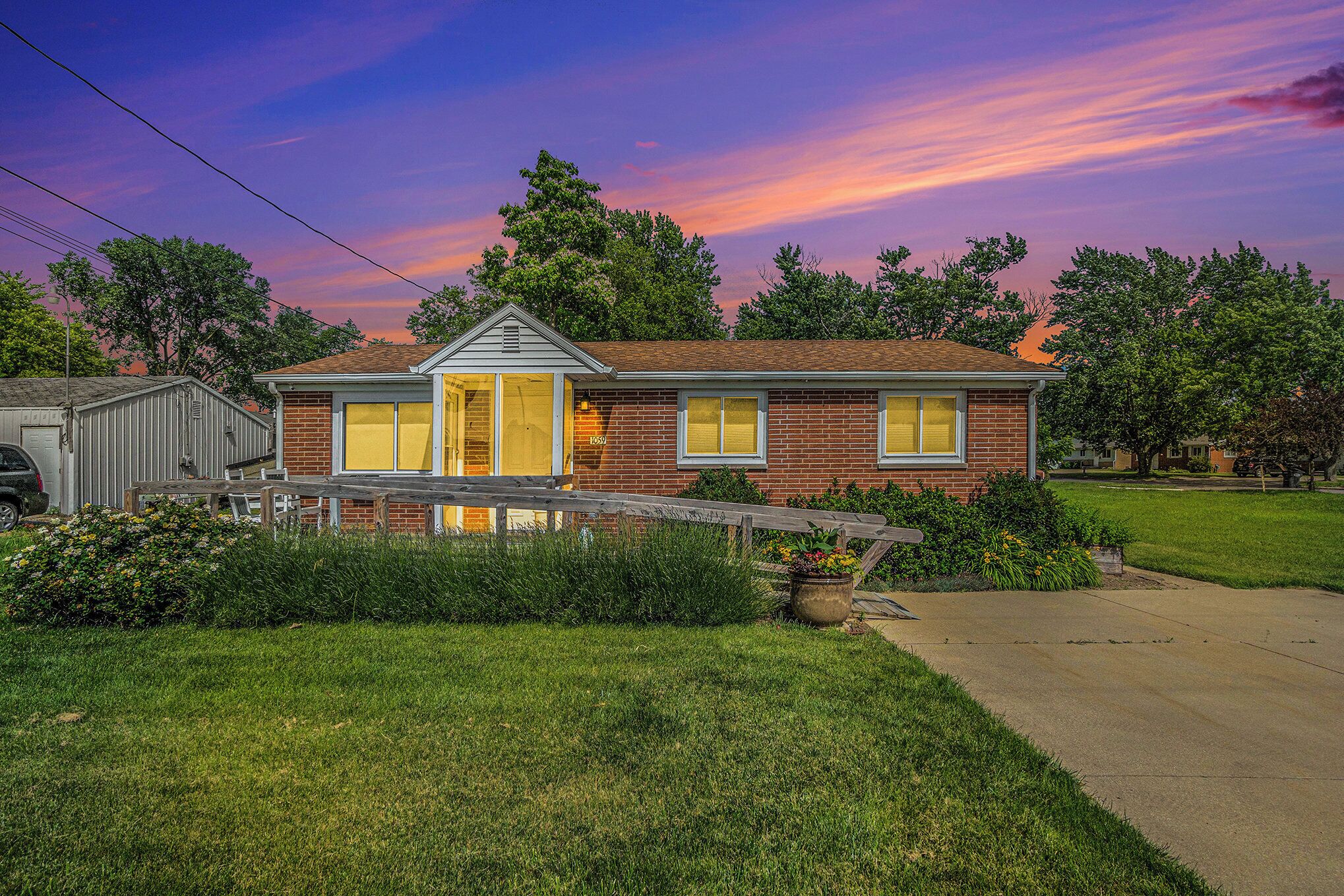 Snug, Cozy, & Clean Cottage - Walk Everywhere!