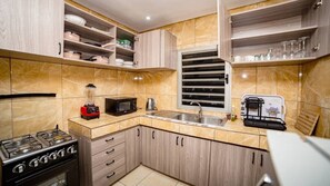 Een koelkast, een magnetron, een oven, een kookplaat