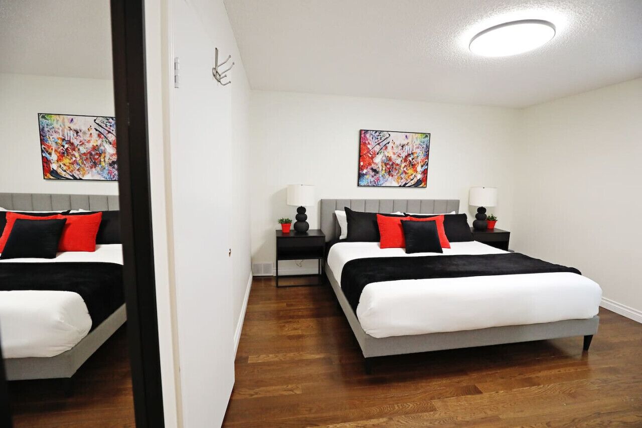 3 slaapkamers, een bureau, een strijkplank/strijkijzer, reisbedje