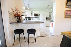 冷蔵庫、電子レンジ、オーブン、コンロ