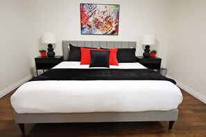 3 habitaciones, escritorio y tabla de planchar con plancha 