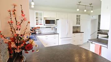 Geladeira, micro-ondas, fogão, cooktop