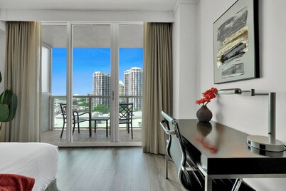 Stunning 12th Floor Studio in the Grove