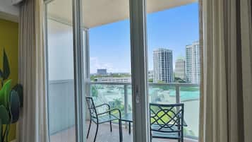 Condo tiện nghi đơn giản, nhiều giường, phòng tắm riêng | Ban công