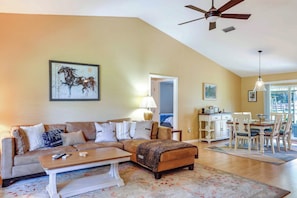 TV, fireplace, books, stereo - Ocala Retreat, 2 Mi to World Equestrian Center! (Ocala)