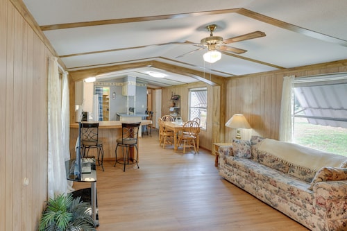 Blackwell Home w/ Enclosed Porch: Steps to Water!