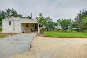 Exterior - Blackwell Home w/ Enclosed Porch: Steps to Water! (Blackwell)