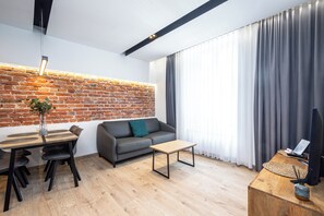 Apartamento urbano | Sala de estar | TV de tela plana 27 polegadas com canais digitais, serviços de streaming