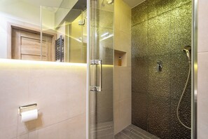 Apartamento urbano | Banheiro | Chuveiro, toalhas de banho, sabonete, shampoo