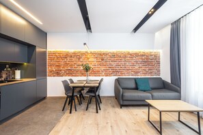 Departamento urbano | Sala de estar | Televisión de pantalla plana de 27 pulgadas con canales digitales 